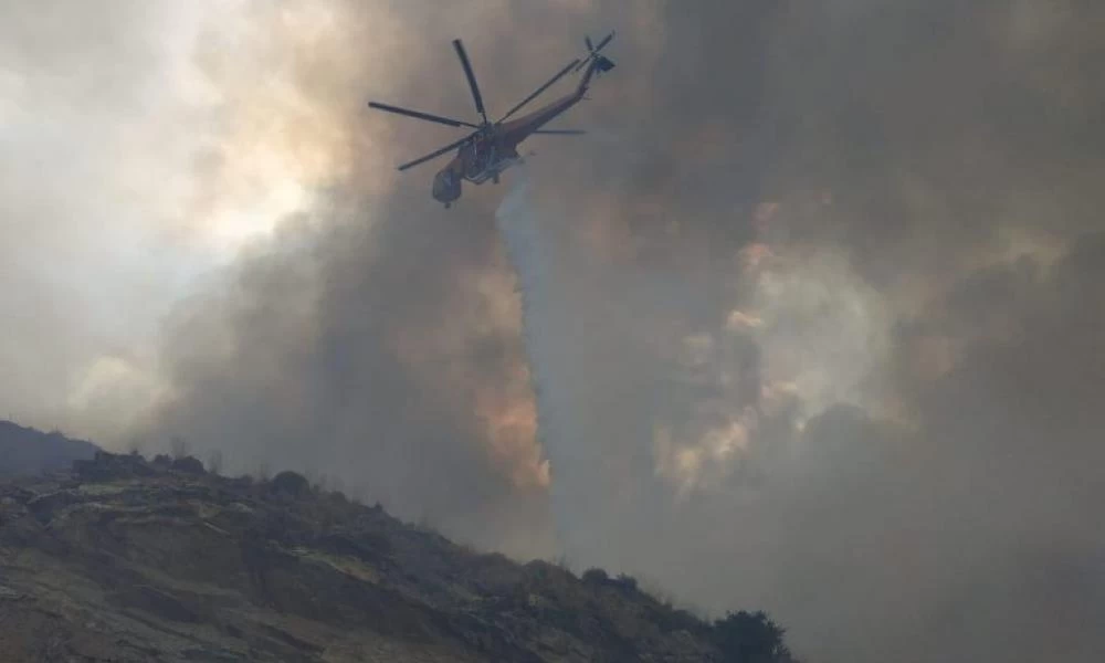 Εύβοια: Δυνατή φωτιά στους Ραπταίους - Μεγάλη προσπάθεια της πυροσβεστικής